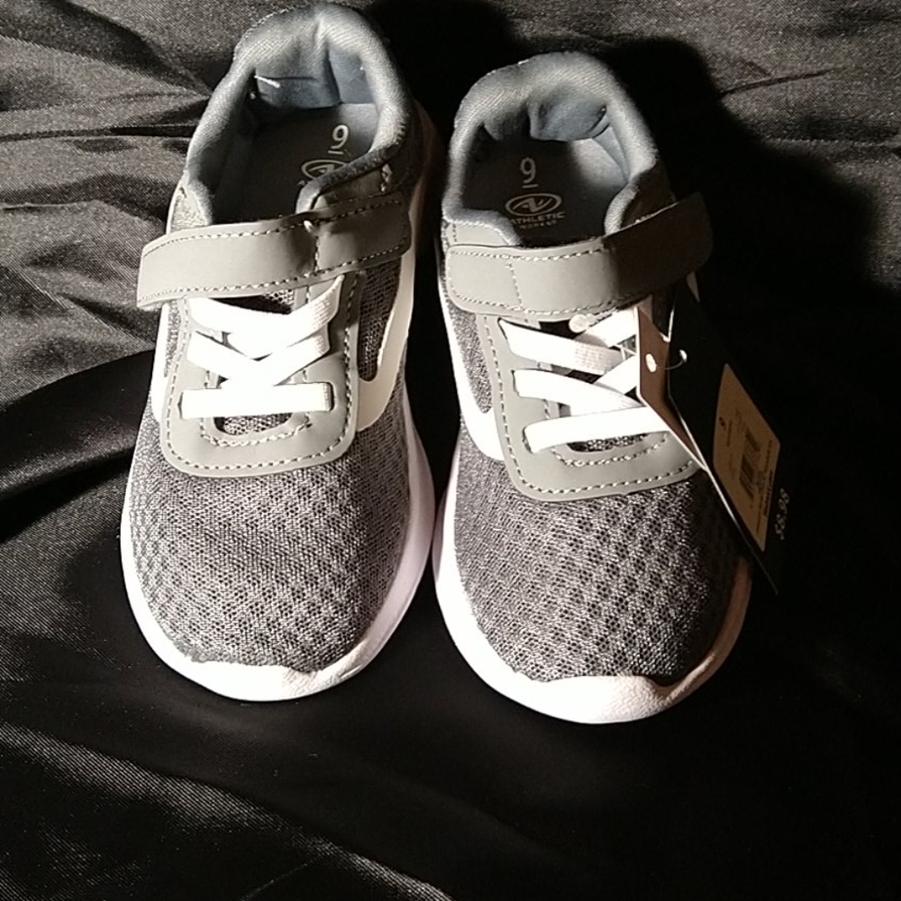 Gray toddler tennis shoes